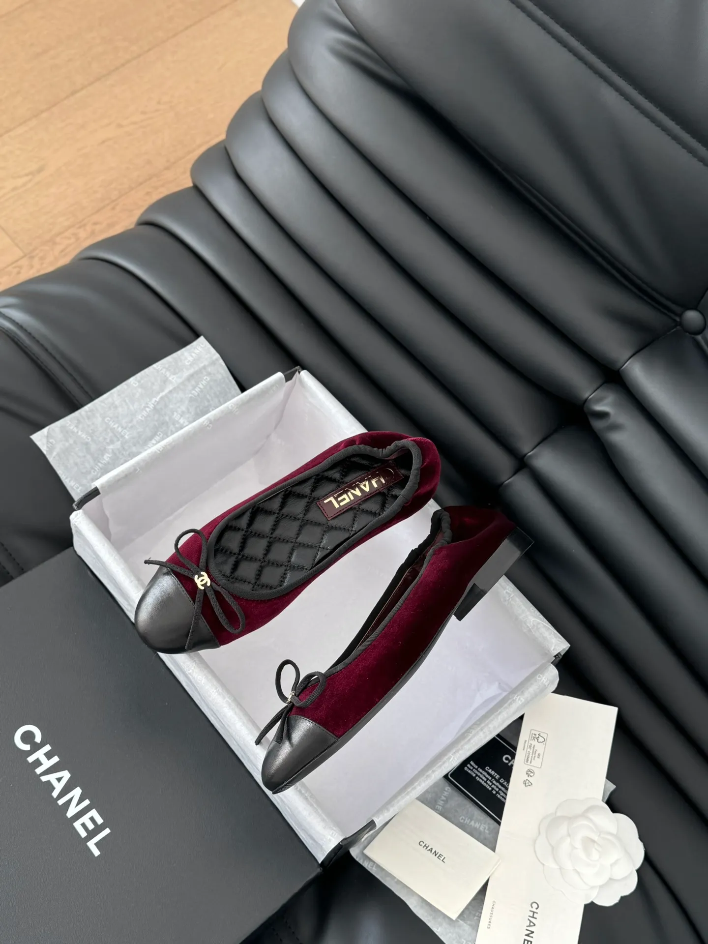 👟👟Ex-factory price 520👟👟 Chanel Xiaoxiang 25C new bow shoe series, original 1:1 replica, a classic among classics. It is perfect whether paired with trousers or skirts. The small round toe design is very good at modifying the foot shape. A must-have for little fairies! The upper is made of imported lambskin, the lining is made of top-grade mixed sheepskin, and the outsole is imported Italian cowhide. Size: 35-39 (40/41/42/43 customized)
